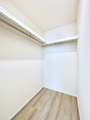 ���̑��@������A�������`Walk-in Closet�`�@��������̗m���������Ă��V���ɂȂ�ɂ����E�H�[�N�C���N���[�[�b�g�B�m���ȊO�ɂ��A���i�g��Ȃ��Ɠd��X�[�c�P�[�X�A�X�g�b�N�i�Ȃǉ��ł��Еt����������Ԃł��B