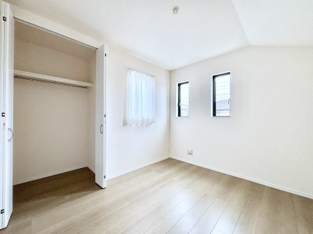 �Q���@������B�������`Bed Room�`  �S�����ɂ͎��[�N���[�[�b�g�������I���i�g���̂��m���⏬���͂������A�G�ߕ��̂��m���Ȃǂ���������Ɛ������ڂ����܂������܂��B  ������Ԃ��L���g�p�ł��܂��ˁB