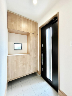 ���ց@������A�������`Entrance�`�@�Ƃ̒��ł��q�l���}����ŏ��̏ꏊ�ł��錺�ւ́A�Ƃ̈�ۂ��̂��̂ł��I�L�x�Ȍ��֎��[�ŁA����Y��ɕۂ��Ƃ��o���܂��􌺊ւɂ͂����Ղ���[�̉��ʔ��������I