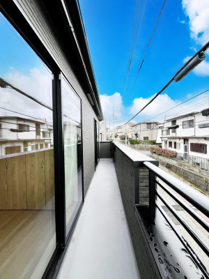 �o���R�j�[�@������A�������`Balcony�`�@�傫�ȋ�Ɉ͂܂ꂽ�C�����̂����ƁB�o���R�j�[��`�������ň��|�I�ȊJ�����ɕ�܂�܂��B�o���R�j�[�͗z���������݂��z�c����󕨂��C�����悭�������Ƃ��ł��܂��B