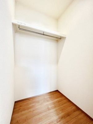 ���̑��@������A�������`Walk-in Closet�`�@��������̗m���������Ă��V���ɂȂ�ɂ����E�H�[�N�C���N���[�[�b�g�B�m���ȊO�ɂ��A���i�g��Ȃ��Ɠd��X�[�c�P�[�X�A�X�g�b�N�i�Ȃǉ��ł��Еt����������Ԃł��B
