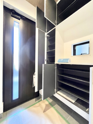 ���̑����ρ@�����Ղ���[�ł���V���[�Y�{�b�N�X�ŉƑ��S���̌C���A���ւ�������B  