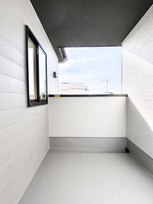 �o���R�j�[�@�����`Balcony�`�@������̃o���R�j�[�̑O�ɂ͉_�ȊO�ɑ��z���Ղ���̂�����܂���B�����󕨂������₷���A����薾�邭�C�����̂������������Ă��܂��B�Ƒ��S�����̐��󕨂���C�Ɋ����܂��B