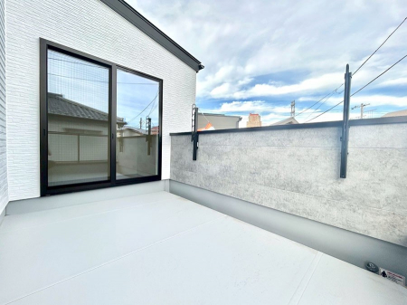 oRj[@`Balcony`  傫ȋɈ͂܂ꂽĈƁBoRj[`ň|IȊJɕ܂܂B  oRj[͗z݂zc󕨂C悭Ƃł܂B