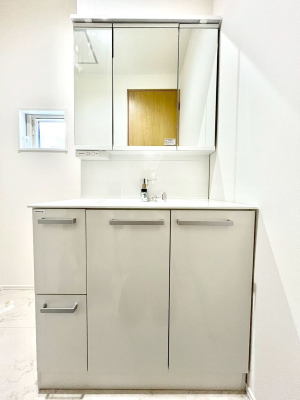 ʑEʏ@`Dressing Room`  FœꂳĂƁAXbLƐۂ܂B  ̗ɂ͂ՂƎ[Xy[XWI  ́AVv@\dāB