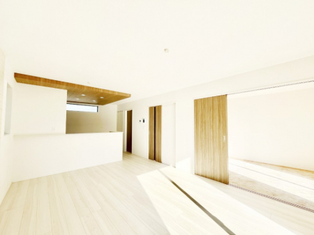 ̑ρ@Ƒ̏Ί炪RƐ܂ĂAȕ͋C̃_CjOɎdオĂ܂B