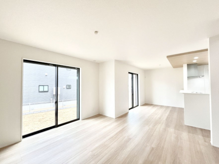 ̑ρ@Ƒ̏Ί炪RƐ܂ĂAȕ͋C̃_CjOɎdオĂ܂ 