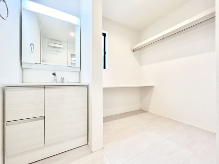 ̑@S`Dressing Room`@\ȑ傫̐ʑ͎[鎖ȂAgȂ݃`FbN⎕ȂǁA̍QԂłzeCNȃXy[Xŗ]TƂƂĒ܂B