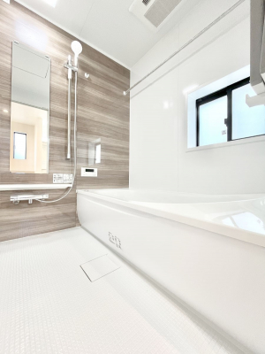 @S`Bath Room`  LXƂ͋C̗ǂoX[B  qlƈꏏɂCɓy݁Avöy[W܂؂ȏuԁB  X̔tbVłłB