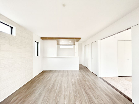 rO@S`Living`@Ƒ̐HĉقAqǂV΂AFl肷LDK͏Z܂̒SBԉ߂ꏊA̋Ԃ͏Z܂Ŝ̋SnE܂B