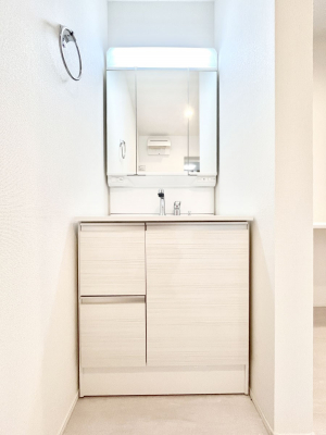 ʑEʏ@S`Dressing Room`  FœꂳĂƁAXbLƐۂ܂B̗ɂ͂ՂƎ[Xy[XWÍAVv@\dāB