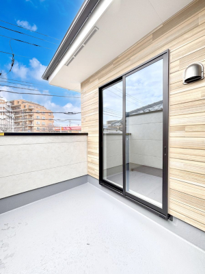 �o���R�j�[�@�����`Balcony�`�@������̃o���R�j�[�̑O�ɂ͉_�ȊO�ɑ��z���Ղ���̂�����܂���B�����󕨂������₷���A����薾�邭�C�����̂������������Ă��܂��B�g���₷���J���I�ȃo���R�j�[�ł���