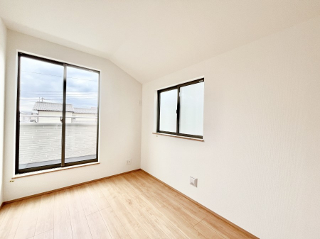 ���̑����ρ@������B�������`Bed Room�`�@2�ʍ̌����m�ۂ������邢�����́A���ʂ����ǂ��A��ϋ��S�n�̗ǂ���ԂƂȂ��Ă���܂��B�u�₩�ȕ��������ċN���钩�́A���K�����̎n�܂�ɁI