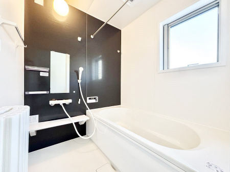 �����@�����`Bath Room�`�@�������Ƒ���L�΂��ē������邱�Ƃ��\�I����̔�������M�d�ȃo�X�^�C���ł��B���q�l�Ƃ��ꏏ�ł��\���ȍL���Ȃ̂ŁA���r���O�Ƃ͈�����Ƒ��c�R�̂ЂƎ������y���݂��������܂��B