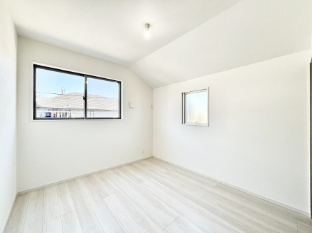 �q�������@�����`Bed Room�`�@�q�������͂��q�l�ɂƂ��đ�Ϗd�Ȗ���������܂��B�q����l�ŉ߂�����Ԃ�^���邱�ƂŁA�h���׋����Ԃ����R�Ƒ����܂����畔���̕Еt����|���Ȃǂ��������ƂɌq����܂��B