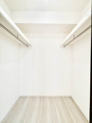 ���̑��@�����`Walk-in Closet�`�@�K�v�Ȃ��̂�R�[�f�B�l�[�g���ꗗ���Ċm�F�ł��A�g�x�x�⏀�����Z���ԂōςރE�H�[�N�C���N���[�[�b�g��ݒu���܂����B�Ƃ̒�����������Ƃ�����֗��Ȏ��[�X�y�[�X�ł��B