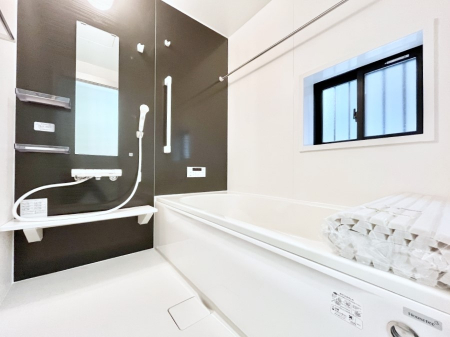 �����@�����`Bath Room�`�@�������������͋C�̗����Ŗ����Ɍ����ă��t���b�V���B���������@�\���t���Ă���̂ŗׂ̐���@�u����Ő􂢏オ�������󕨂��A�J�̓����V�C���C�ɂ������������邱�Ƃ��\�ł��B