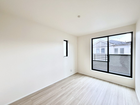 �Q���@�����`Bed Room�`�@�o���R�j�[����̖��邢���������������݂܂��B���ƂɌb�܂ꂽ�������B�_�炩�����R���Œ��ڊo�߂��炵������邾�낤�B�܂��A�@�\�I�Ȏ��[��z�u���āA�Еt������Ԃ������o�������B