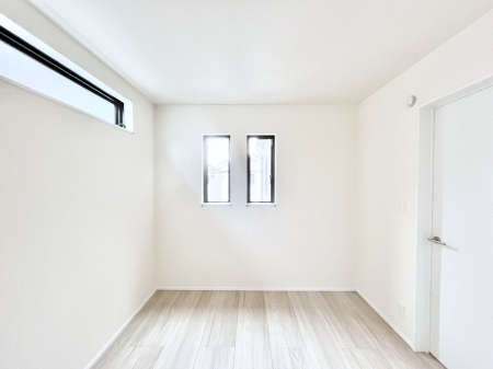 �q�������@�����`Bed Room�`�@�q�������͂��q�l�ɂƂ��đ�Ϗd�Ȗ���������܂��B�q����l�ŉ߂�����Ԃ�^���邱�ƂŁA�h���׋����Ԃ����R�Ƒ����܂����畔���̕Еt����|���Ȃǂ��������ƂɌq����܂��B