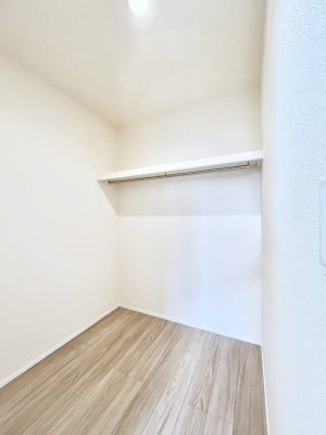 ���̑��@�����`Walk-in Closet�`�@�K�v�Ȃ��̂�R�[�f�B�l�[�g���ꗗ���Ċm�F�ł��A�g�x�x�⏀�����Z���ԂōςރE�H�[�N�C���N���[�[�b�g��ݒu���܂����B�Ƃ̒�����������Ƃ�����֗��Ȏ��[�X�y�[�X�ł��B