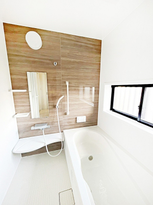 @`Bath Room`@L΂ē邱Ƃ\I̔MdȃoX^CłBqlƂꏏł\ȍLȂ̂ŁArOƂ͈ƑcR̂ЂƎy݂܂B