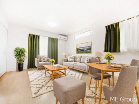 rO@`Living`@Ƒ̉bΊ炪srOłBqĂpȂA傫ȃ\t@_CjOe[ułH肭났􂻂ȖԂłIƋCGł