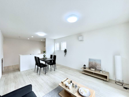 rO@`Living`Lȗz̏ꏊƂ炵B邱̋Ԃ݂͂Ȃ̏Ί炪WꏊAYA邱Ƃ̂Ȃ킢ȂbyގԁA̎vԂꏊB