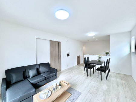 rO@`Living`@O̗ȂVvłLDKB傫ȑނ̂Ŏ邭AƑ̌ȅƂăsb^łBJƓ̗ǂ𐥔񂲗I