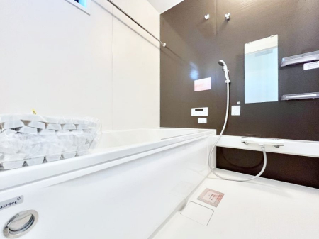 �����@�������R�������`Bath Room�`�@����L�΂��ē������邱�Ƃ��\�I����̔�������M�d�ȃo�X�^�C���ł��B���q�l�Ƃ��ꏏ�ł��\���ȍL���Ȃ̂ŁA���r���O�Ƃ͈�����Ƒ��c�R�̂ЂƎ������y���݂��������܂��B