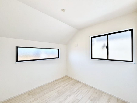 �q�������@�������R�������`Bed Room�`�@�q�������͂��q�l�ɂƂ��đ�Ϗd�Ȗ���������܂��B�q����l�ŉ߂�����Ԃ�^���邱�ƂŁA�h���׋����Ԃ����R�Ƒ����܂����畔���̕Еt����|���Ȃǂ��������ƂɌq����܂��B