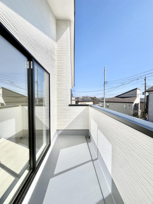 �o���R�j�[�@�������R�������`Balcony�`�@������̃o���R�j�[�̑O�ɂ͉_�ȊO�ɑ��z���Ղ���̂�����܂���B�����󕨂������₷���A����薾�邭�C�����̂������������Ă��܂��B�g���₷���J���I�ȃo���R�j�[�ł���