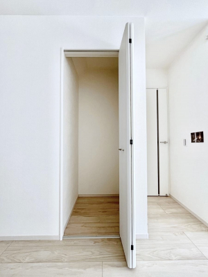 ���̑����ρ@�ݔ����R���������r���O���[�B�����Ɏ��[������ƕ����W�܂�LDK���X�b�L���Еt�������ł��ˁB  