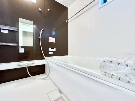 �����@�������S�������`Bath Room�`�@����L�΂��ē������邱�Ƃ��\�I����̔�������M�d�ȃo�X�^�C���ł��B���q�l�Ƃ��ꏏ�ł��\���ȍL���Ȃ̂ŁA���r���O�Ƃ͈�����Ƒ��c�R�̂ЂƎ������y���݂��������܂��B