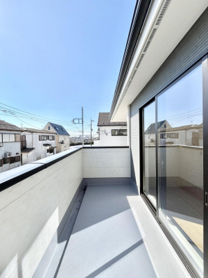 �o���R�j�[�@�������S�������`Balcony�`�@������̃o���R�j�[�̑O�ɂ͉_�ȊO�ɑ��z���Ղ���̂�����܂���B�����󕨂������₷���A����薾�邭�C�����̂������������Ă��܂��B�g���₷���J���I�ȃo���R�j�[�ł���