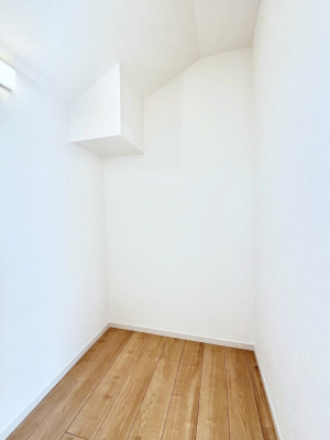 ���̑��@�������S�������`Walk-in Closet�`�@��������̗m���������Ă��V���ɂȂ�ɂ����E�H�[�N�C���N���[�[�b�g�B�m���ȊO�ɂ��A���i�g��Ȃ��Ɠd��X�[�c�P�[�X�A�X�g�b�N�i�Ȃǉ��ł��Еt����������Ԃł��B