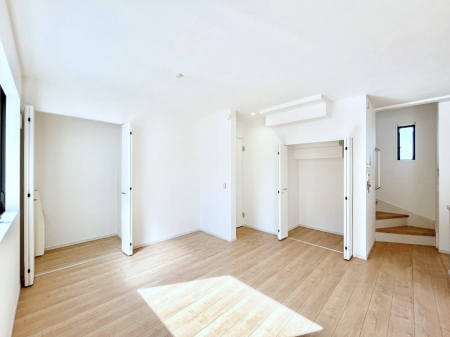 ���̑����ρ@�ݔ����S���������r���O���[�B�����Ɏ��[������ƕ����W�܂�LDK���X�b�L���Еt�������ł��ˁB  