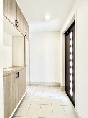 ց@`Entrance`@Ƃ̒łql}ŏ̏ꏊł錺ւ́AƂ̈ۂ̂̂łILxȌ֎[ŁAYɕۂƂo܂􌺊ւɂ͂Ղ[̉ʔI