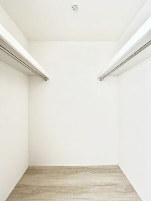 ̑@`Walk-in Closet`@̗mĂVɂȂɂEH[NCN[[bgBmȊOɂAigȂƓdX[cP[XAXgbNiȂǉłЕtԂłB