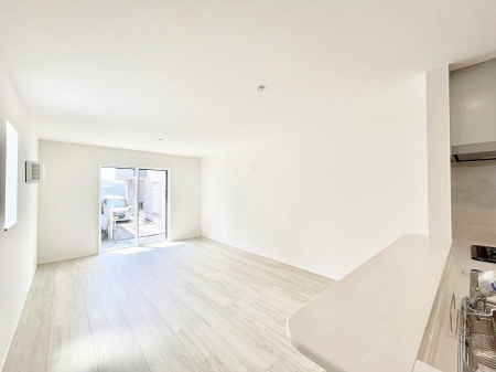 rO@`Living`  Lȗz̏ꏊƂ炵B  邱̋Ԃ݂͂Ȃ̏Ί炪WꏊAYA邱Ƃ̂Ȃ킢ȂbyގԁA̎vԂꏊB