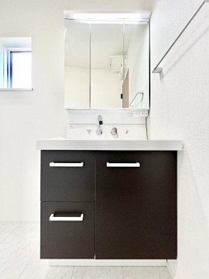 ʑEʏ@`Dressing Room`@\ȑ傫̐ʑ͎[鎖ȂAgȂ݃`FbN⎕ȂǁA̍QԂłzeCNȃXy[Xŗ]TƂƂĒ܂B