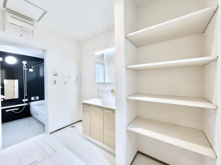 ̑@Q`Dressing Room`@lɂɂ͑|pipĩXgbNȂǂ[ł܂Bʏ̎[Xy[XŏZԂXbLLXI[Ղ݂ăVvȕ炵B