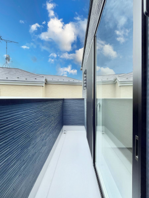 oRj[@Q`Balcony`@傫ȋɈ͂܂ꂽĈƁBoRj[`ň|IȊJɕ܂܂BoRj[͗z݂zc󕨂C悭Ƃł܂B