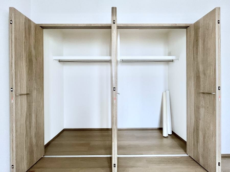 [@`Closet`@ǖʃN[[bg΃^XuKvȂAôȂXbLԂێł܂BꂽXy[XLɊpłBG߂̈ߗނ̕iȂǂՂ[o܂ˁ