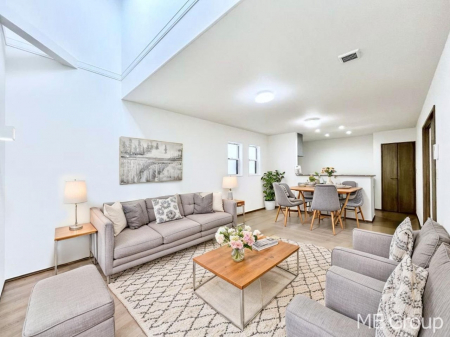 rO@Q`Living`@Ƒ̉bΊ炪srOłB傫ȃ\t@_CjOe[ułH肭났􂻂ȖԂłIƋCGł