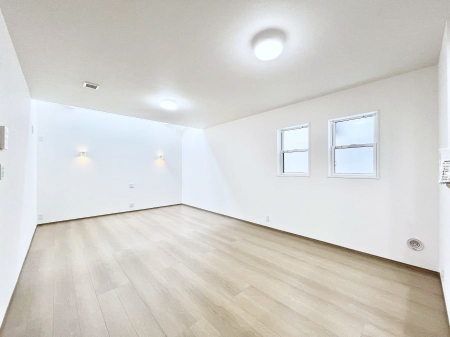 rO@Q`Living`@Ƒ̐HĉقAqǂV΂AFl肷LDK͏Z܂̒SBԉ߂ꏊA̋Ԃ͏Z܂Ŝ̋SnE܂B