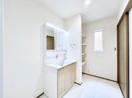 ʑEʏ@Q`Dressing Room`@\ȑ傫̐ʑ͎[鎖ȂAgȂ݃`FbN⎕ȂǁA̍QԂłzeCNȃXy[Xŗ]TƂƂĒ܂B