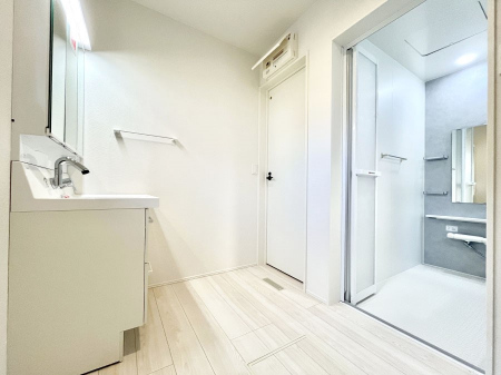 ̑@`Dressing Room`  FœꂳĂƁAXbLƐۂ܂B  ̗ɂ͂ՂƎ[Xy[XWI  ́AVv@\dāB