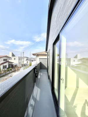 oRj[@`Balcony`@̃oRj[̑Oɂ͉_ȊOɑzՂ̂܂B󕨂₷A薾邭ĈĂ܂Bg₷JIȃoRj[ł