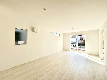 rO@`Living`@O̗ȂVvłLDKB傫ȑނ̂Ŏ邭AƑ̌ȅƂăsb^łBJƓ̗ǂ𐥔񂲗I