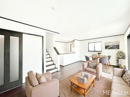 rO@`Living`@Ƒ̉bΊ炪srOłB傫ȃ\t@_CjOe[ułH肭났􂻂ȖԂłIƋCGł